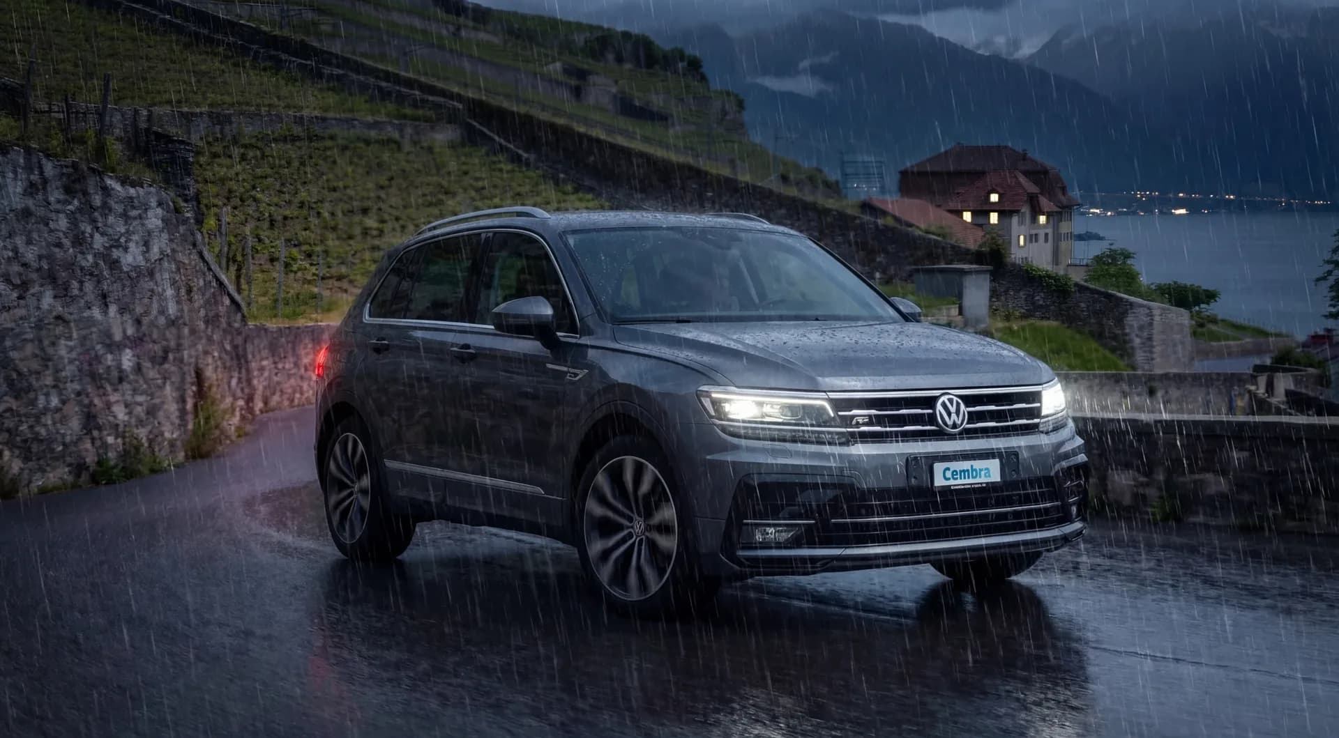Tiguan de nuit sous la pluie